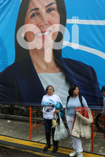 CIERRE CAMPANA LUISA GONZALAEZ EN QUITO