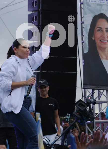 CIERRE CAMPANA LUISA GONZALAEZ EN QUITO