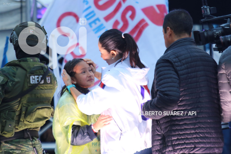 CIERRE CAMPANA LUISA GONZALAEZ EN QUITO