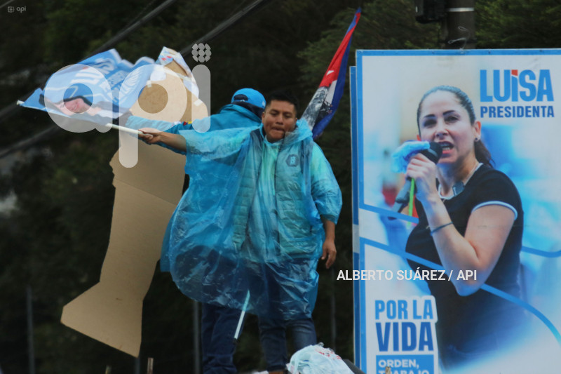 CIERRE CAMPANA LUISA GONZALAEZ EN QUITO