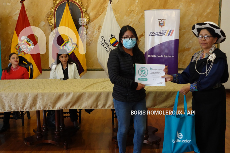 CUENCA-ENTREGA CERTIFICADOS-BANECUADOR