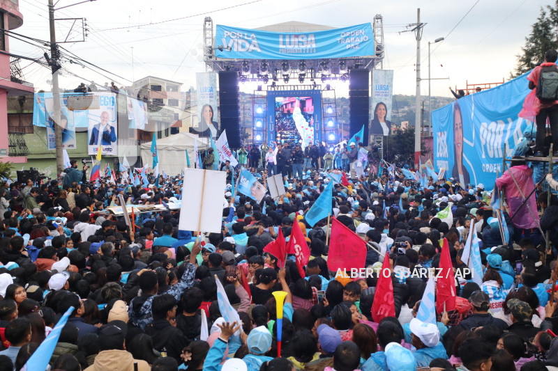 CIERRE CAMPANA LUISA GONZALAEZ EN QUITO