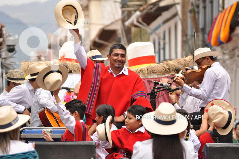 CUENCA-DESFILE ESTUDIANTIL-FIESTAS DE CUENCA