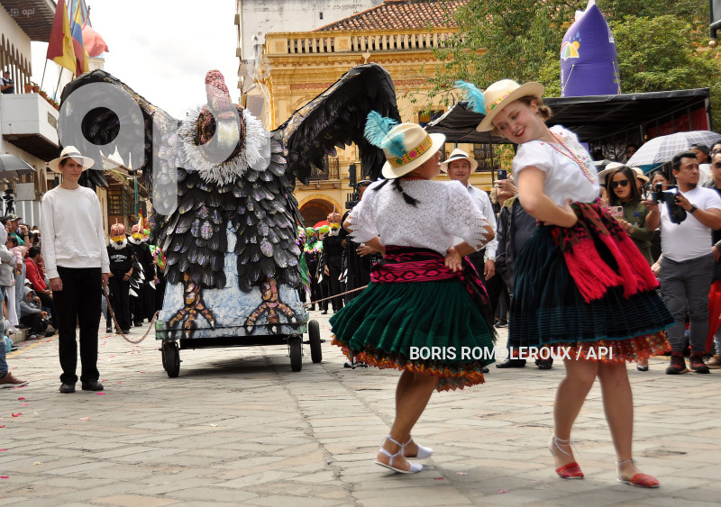 CUENCA-DESFILE ESTUDIANTIL-FIESTAS DE CUENCA