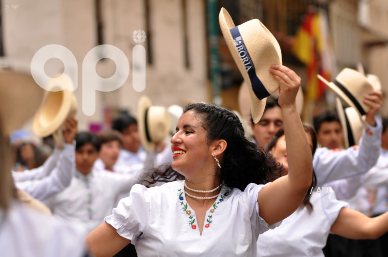 CUENCA-DESFILE ESTUDIANTIL-FIESTAS DE CUENCA