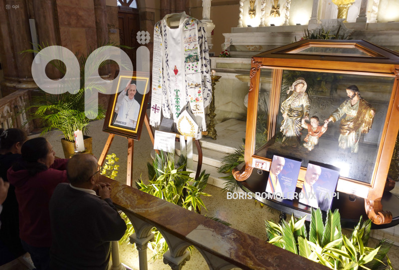 CUENCA-VESTIMENTA PAPA FRANCISCO-SAGRADA FAMILIA