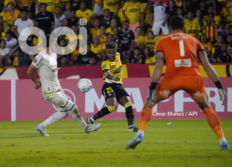 FBL-LIBERTADORES-BARCELONA-UNIVERSITARIO