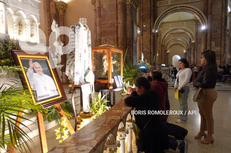 CUENCA-VESTIMENTA PAPA FRANCISCO-SAGRADA FAMILIA
