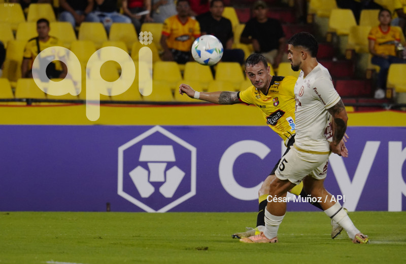 FBL-LIBERTADORES-BARCELONA-UNIVERSITARIO