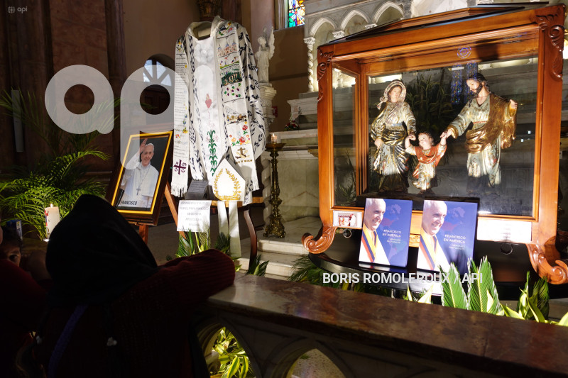 CUENCA-VESTIMENTA PAPA FRANCISCO-SAGRADA FAMILIA