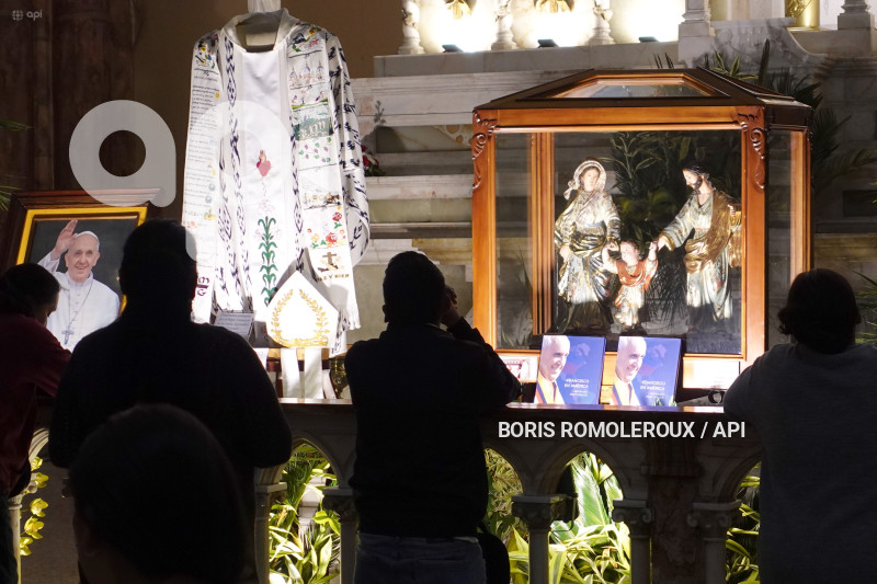CUENCA-VESTIMENTA PAPA FRANCISCO-SAGRADA FAMILIA