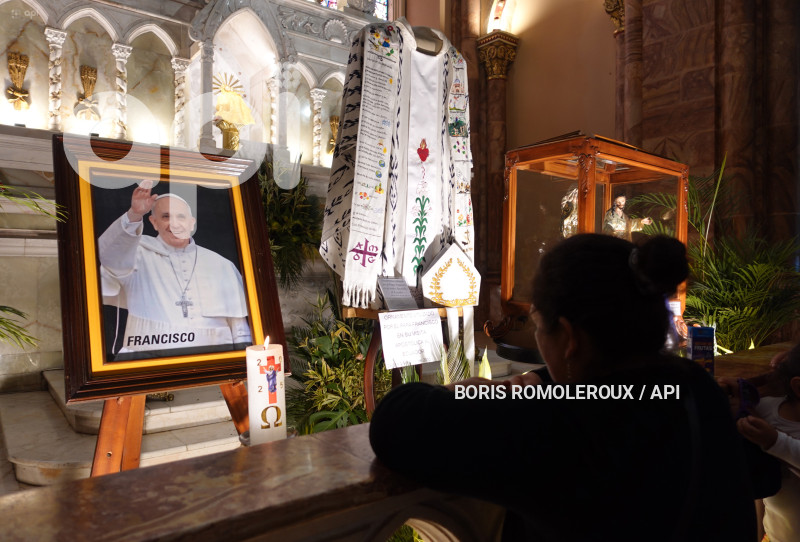 CUENCA-VESTIMENTA PAPA FRANCISCO-SAGRADA FAMILIA