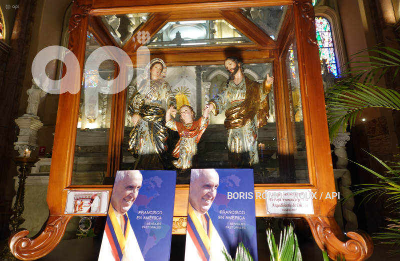CUENCA-VESTIMENTA PAPA FRANCISCO-SAGRADA FAMILIA