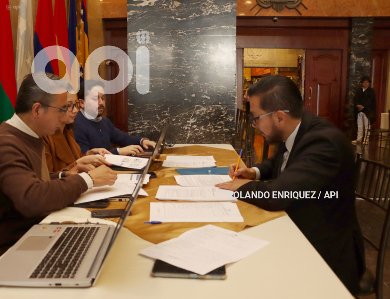 ASAMBLEISTAS REELECTOS Y NUEVOS PRESENTAN DOCUMENTOS