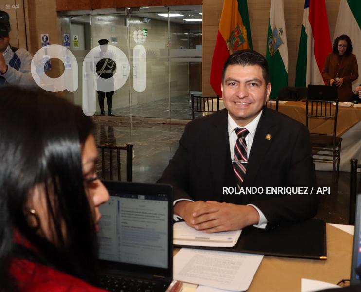 ASAMBLEISTAS REELECTOS Y NUEVOS PRESENTAN DOCUMENTOS