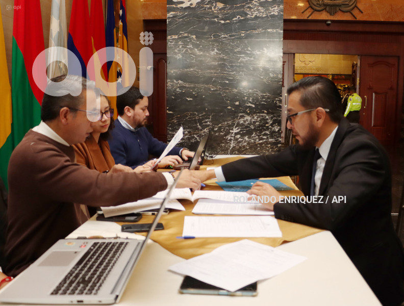 ASAMBLEISTAS REELECTOS Y NUEVOS PRESENTAN DOCUMENTOS
