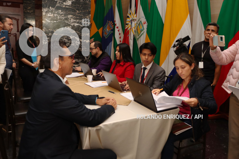 ASAMBLEISTAS REELECTOS Y NUEVOS PRESENTAN DOCUMENTOS