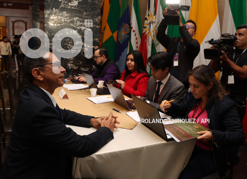 ASAMBLEISTAS REELECTOS Y NUEVOS PRESENTAN DOCUMENTOS
