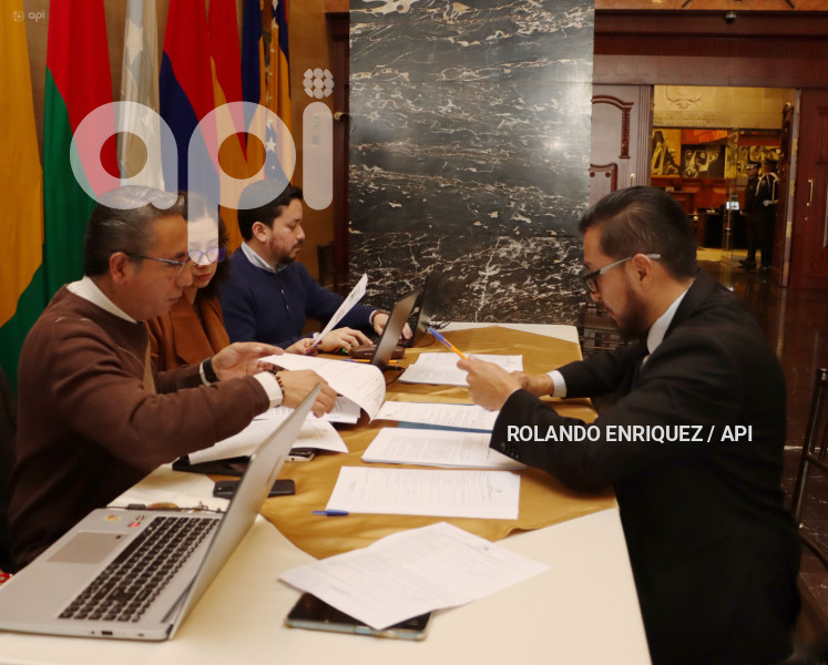 ASAMBLEISTAS REELECTOS Y NUEVOS PRESENTAN DOCUMENTOS