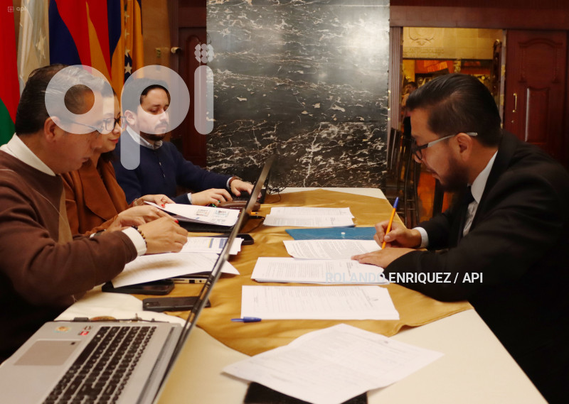 ASAMBLEISTAS REELECTOS Y NUEVOS PRESENTAN DOCUMENTOS