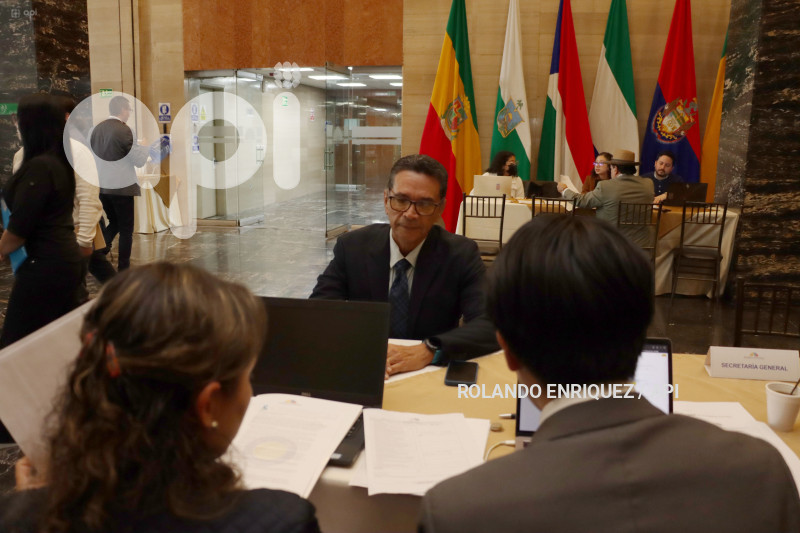ASAMBLEISTAS REELECTOS Y NUEVOS PRESENTAN DOCUMENTOS