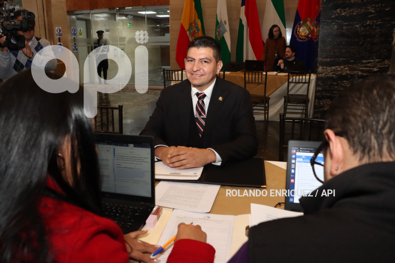 ASAMBLEISTAS REELECTOS Y NUEVOS PRESENTAN DOCUMENTOS