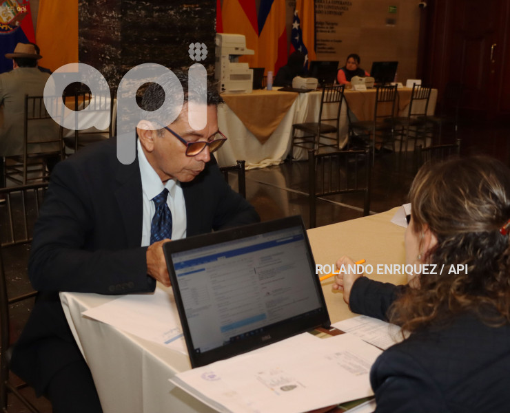 ASAMBLEISTAS REELECTOS Y NUEVOS PRESENTAN DOCUMENTOS