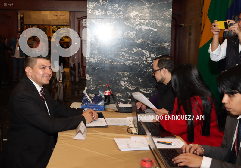 ASAMBLEISTAS REELECTOS Y NUEVOS PRESENTAN DOCUMENTOS