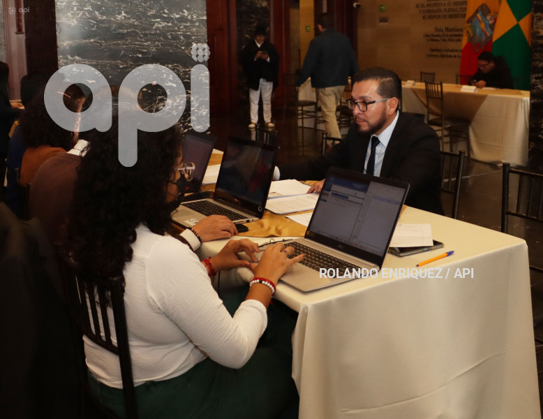 ASAMBLEISTAS REELECTOS Y NUEVOS PRESENTAN DOCUMENTOS