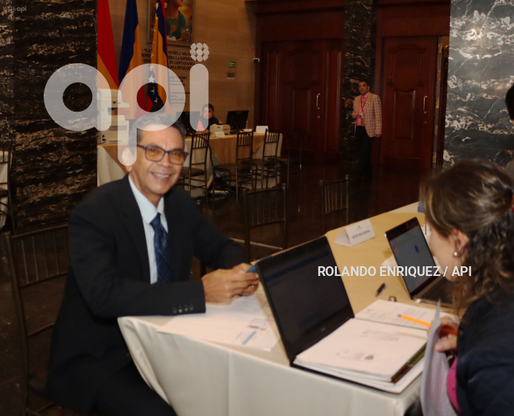 ASAMBLEISTAS REELECTOS Y NUEVOS PRESENTAN DOCUMENTOS