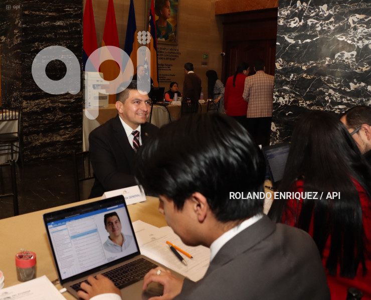ASAMBLEISTAS REELECTOS Y NUEVOS PRESENTAN DOCUMENTOS