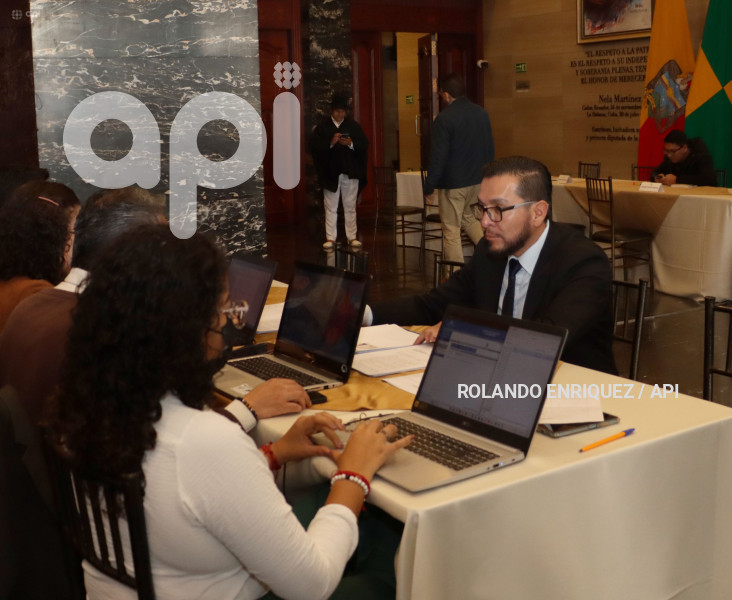 ASAMBLEISTAS REELECTOS Y NUEVOS PRESENTAN DOCUMENTOS