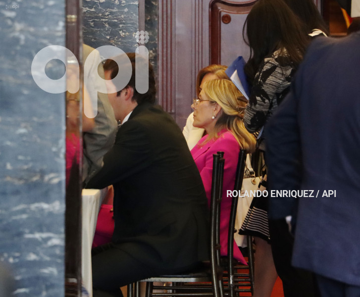 ANABELLA AZIN ENTREGA DOCUMENTOS ASAMBLEA