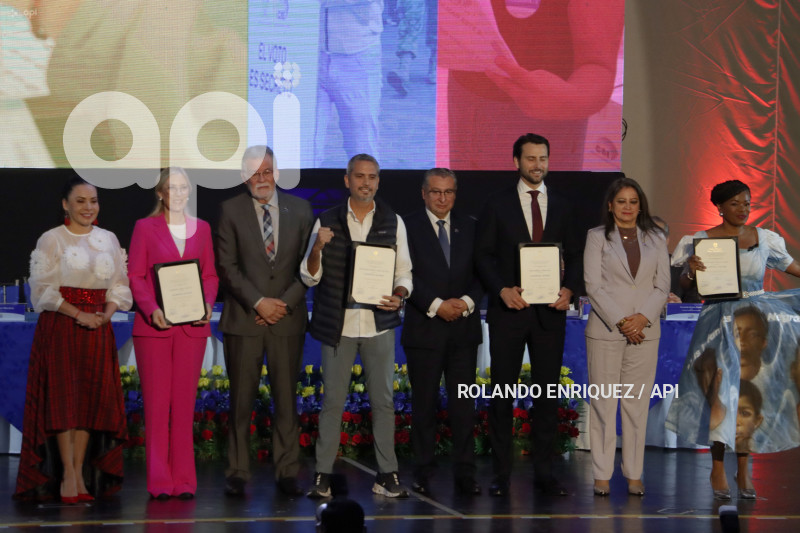 ENTREGA CREDENCIALES ASAMBLEISTAS NACIONALES