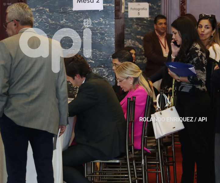 ANABELLA AZIN ENTREGA DOCUMENTOS ASAMBLEA