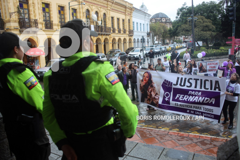 CUENCA-PLANTON-POR MUERTE MARIA FERNANDA LOPEZ
