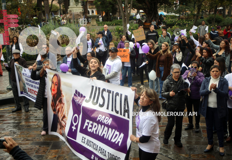 CUENCA-PLANTON-POR MUERTE MARIA FERNANDA LOPEZ