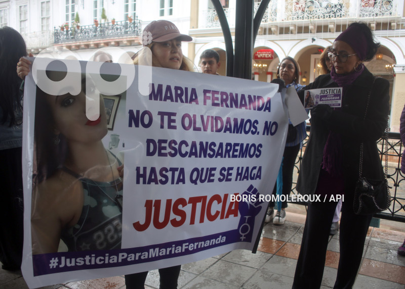 CUENCA-PLANTON-POR MUERTE MARIA FERNANDA LOPEZ