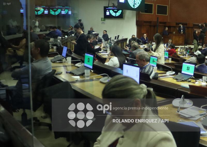 PLENO ASAMBLEA CONOCE  RENUNCIA DIANA SALAZAR