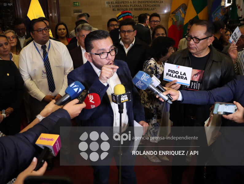 PLENO ASAMBLEA CONOCE  RENUNCIA DIANA SALAZAR
