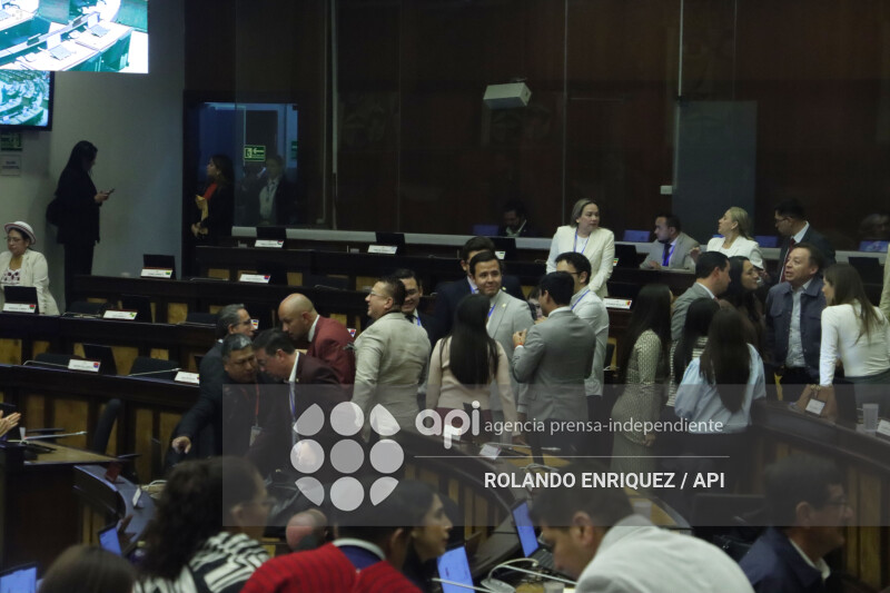 PLENO ASAMBLEA CONOCE  RENUNCIA DIANA SALAZAR