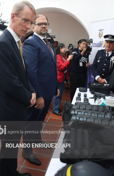 DONACION PARA POLICÍA DE EQUIPOS DE FRANCIA