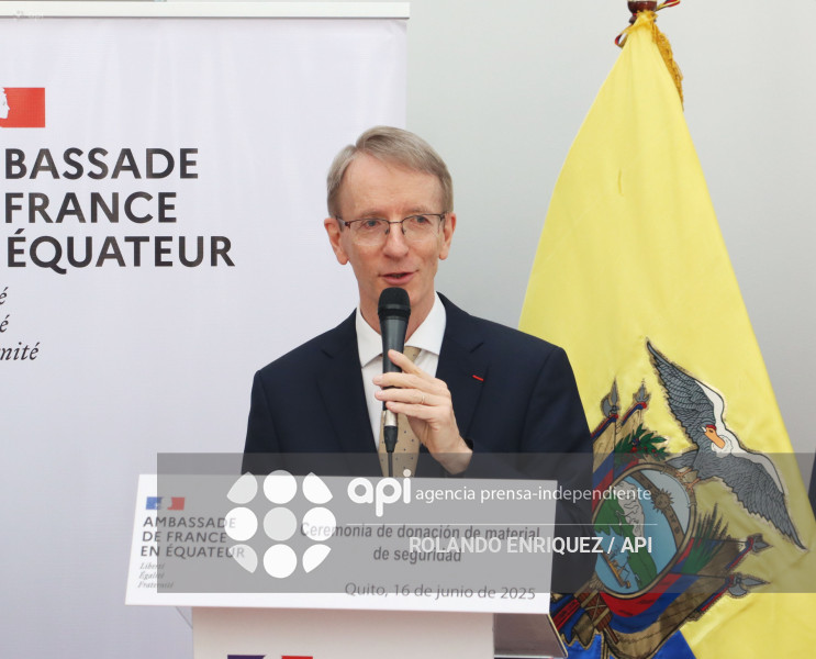 DONACION PARA POLICÍA DE EQUIPOS DE FRANCIA