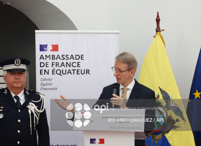 DONACION PARA POLICÍA DE EQUIPOS DE FRANCIA