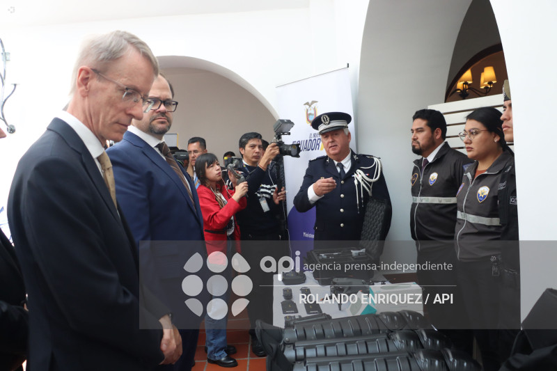 DONACION PARA POLICÍA DE EQUIPOS DE FRANCIA