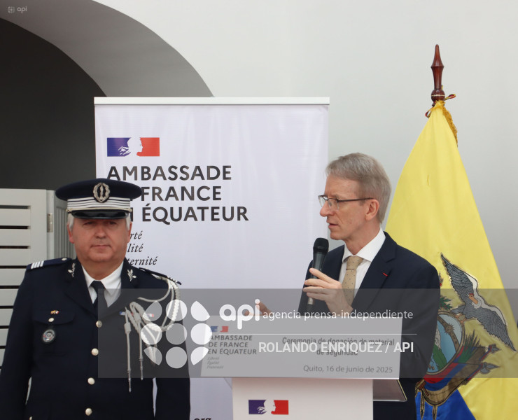 DONACION PARA POLICÍA DE EQUIPOS DE FRANCIA