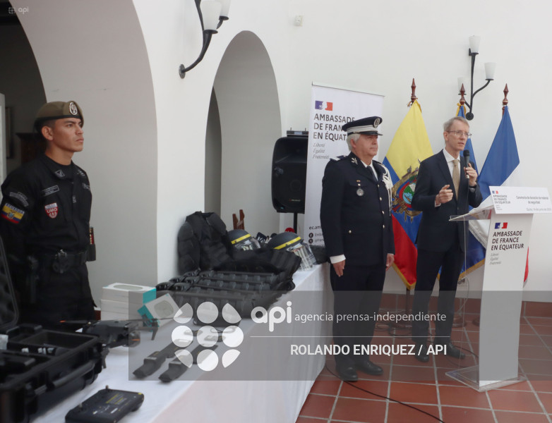 DONACION PARA POLICÍA DE EQUIPOS DE FRANCIA