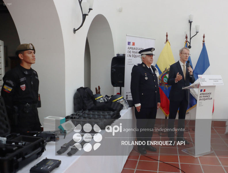 DONACION PARA POLICÍA DE EQUIPOS DE FRANCIA
