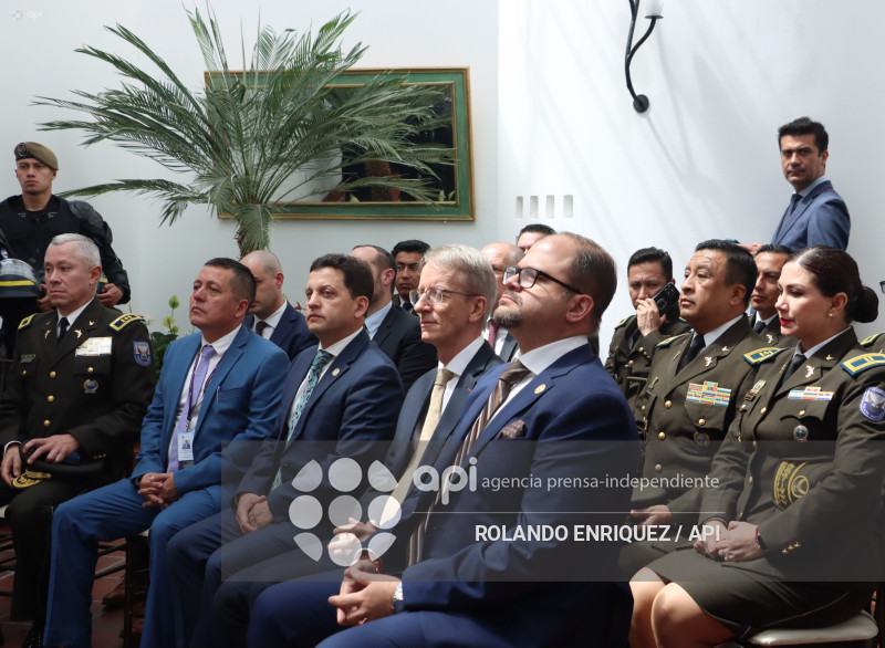 DONACION PARA POLICÍA DE EQUIPOS DE FRANCIA