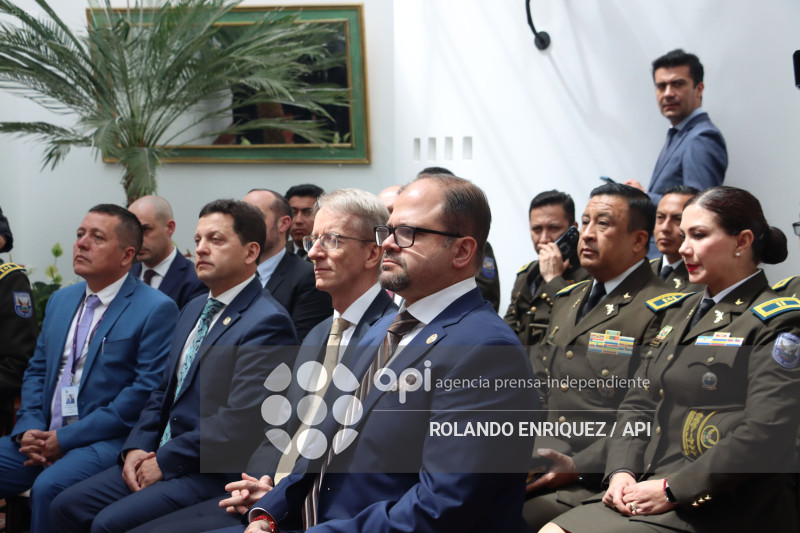 DONACION PARA POLICÍA DE EQUIPOS DE FRANCIA